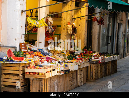 Épicier vert traditionnel, fruits et légumes shop, Venise, Italie Banque D'Images