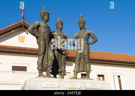 CHIANG MAI, THAÏLANDE - le 22 décembre 2018 : Sculptures de trois rois close-up. Fragment de la mémoire sur la place centrale de Chiang Mai Banque D'Images