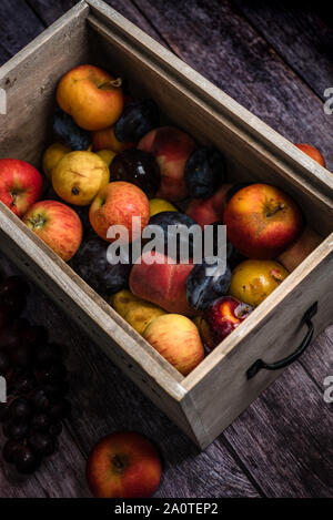 Caisse fort avec des fruits et assortiment de cultures et produire Banque D'Images