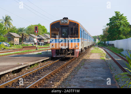 PHETCHABURI, THAILAND - Décembre 13, 2018 : train de passagers arrive sur la gare ferroviaire de Tanjong Pagar Banque D'Images