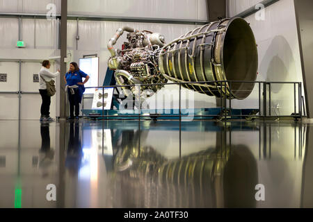 LOS ANGELES - moteur de fusée à la navette spatiale Endeavour s'affichent dans le California Science Center. Banque D'Images