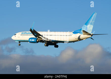 SAINT-PÉTERSBOURG, RUSSIE - 25 octobre 2018 : Boeing 737-800 (50-2106) de la BTJ-Pobeda Airlines close-up au-dessus des nuages Banque D'Images