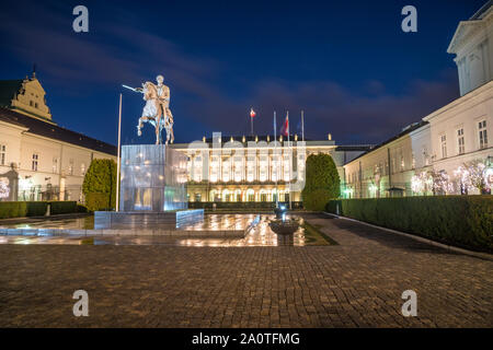 Poniatowski Jozel Sculpture en face de la palais Namiestnikowski résidence du Président de la République de Pologne à Varsovie dans la nuit. Les voyages. Banque D'Images