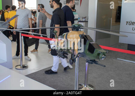 Istanbul, Turquie - Septembre-18,2019 : Modèle d'une attaque (T129) hélicoptère près. Stand promotionnel se dresse sur jambes de fer. Banque D'Images
