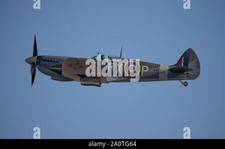 Cambridge, Cambridgeshire, Royaume-Uni. 21 septembre 2019. Week-end à thème des années 1940, de voler à Duxford IWM avec WW2 historique) et un vol de 15 Spitfire massés, commémorant le 50e anniversaire du film "Bataille d'Angleterre'. Des scènes du film, y compris le célèbre hangar explosant, ont été tourné sur place à Duxford. Image : HF Spitfire Mk IX. Credit : Malcolm Park/Alamy Live News. Banque D'Images