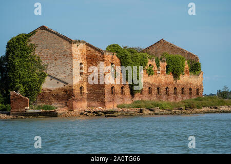 Les ruines abandonnées d'un couvent sur la petite île de Madonna Del Monte Bear Burano et Venise, Italie Banque D'Images