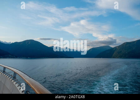 Queen Mary 2 croisière de chemise dans un fjord norvégien vers Flaam Banque D'Images