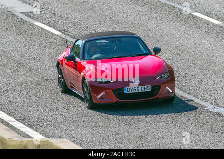 2015 Mazda MX-5 Rouge Sport NAV ; UK le trafic de véhicules, transports, voitures, moderne, vers le sud sur la voie 3 de l'autoroute M6. Banque D'Images