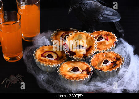 Mini Gâteaux Halloween Creepy Eye avec garniture aux cerises Banque D'Images