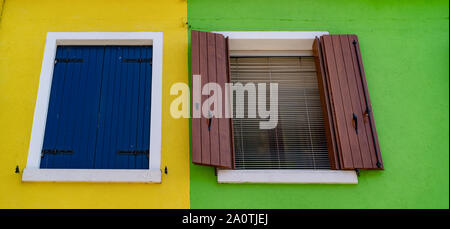 Maisons colorées sur l'île de Burano, Italie Banque D'Images