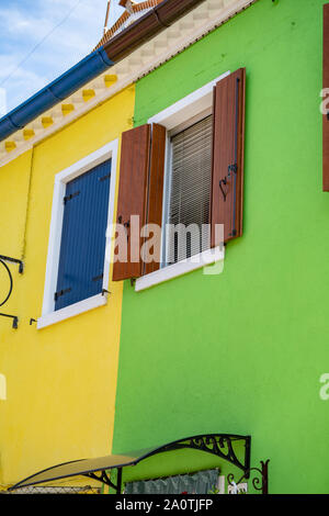 Maisons colorées sur l'île de Burano, Italie Banque D'Images