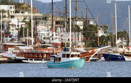 Bateaux et yachts amarrés dans la baie de Bodrum, sur un après-midi d'été. Banque D'Images