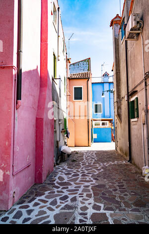 Maisons colorées sur l'île de Burano, Italie Banque D'Images