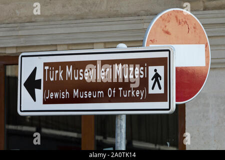 Musée juif de Turquie s'accompagne d'un panneau 'Stop'. Istanbul, Turquie. Banque D'Images