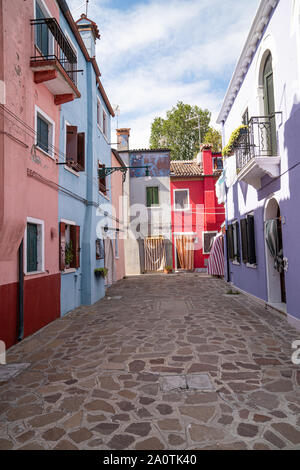 Maisons colorées sur l'île de Burano, Italie Banque D'Images