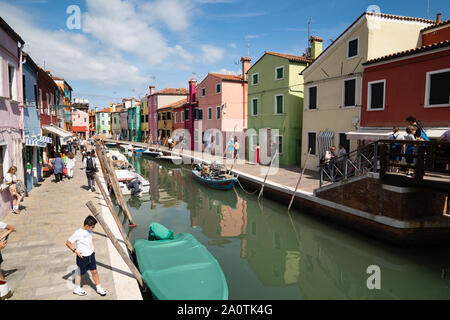 Maisons colorées sur l'île de Burano, Italie Banque D'Images