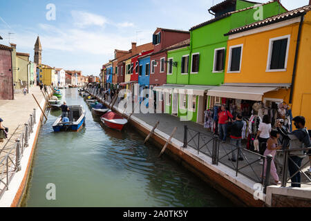 Maisons colorées sur l'île de Burano, Italie Banque D'Images