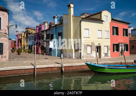 Maisons colorées sur l'île de Burano, Italie Banque D'Images