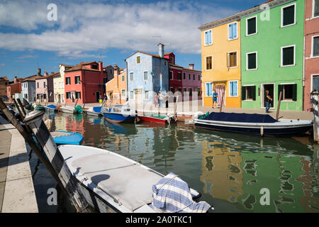 Maisons colorées sur l'île de Burano, Italie Banque D'Images