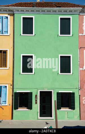 Maisons colorées sur l'île de Burano, Italie Banque D'Images