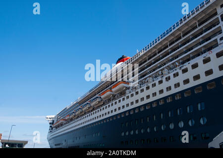 Sea Cloud II et le Queen Mary 2 au port à Stavanger, Norvège sur le Lysefjord Banque D'Images