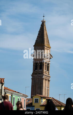 Bell towser penchée de la 17e siècle Chiesa di San Martino église. Murano, Italie Banque D'Images