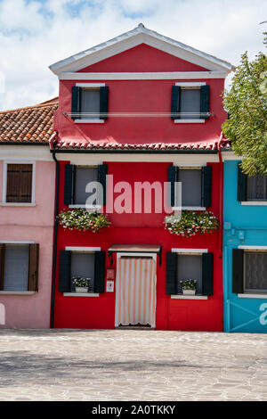 Maisons colorées sur l'île de Burano, Italie Banque D'Images