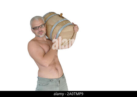 La maison du vin. Winery concept. Un jeune homme porte un fût de chêne en bois avec du vin. La production de vin est une tradition familiale. Produits de fermentation. Vin naturel Banque D'Images