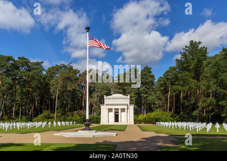 US national flag flying par la chapelle dans le cimetière militaire américain dans les cimetières militaires, Pirbright, Woking, Surrey, Angleterre du Sud-Est, Royaume-Uni Banque D'Images