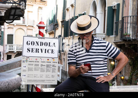Gondoliers relaxer tout en attente d'un tarif, Venise, Italie Banque D'Images