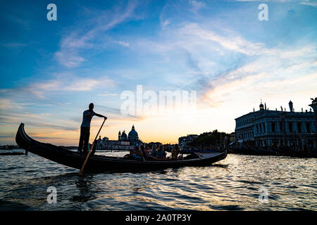 Gondole sur le grand canal en face du palais des Doges au coucher du soleil. Venise, Italie. Banque D'Images