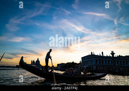 Gondole sur le grand canal en face du palais des Doges au coucher du soleil. Venise, Italie. Banque D'Images