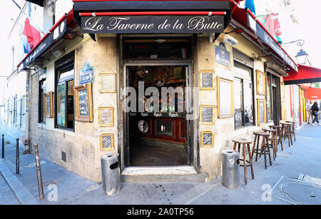 La Taverne de la butte est un café traditionnel français dans le 13e arrondissement de Paris, France.. Banque D'Images