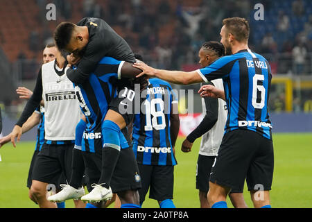 MILAN, ITALIE - 21 SEPTEMBRE : Romelu Lukaku Lautaro Martínez et célèbrent leur victoire au cours de la Seria un match entre l'AC Milan vs FC Internazionale au Stadio San Siro, Stadio Giuseppe Meazza, le 21 septembre 2019 à Milan, Italie. Credit : Daniela Porcelli/SPP/Alamy Live News Banque D'Images