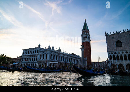 Gondole sur le grand canal en face du palais des Doges au coucher du soleil. Venise, Italie. Banque D'Images