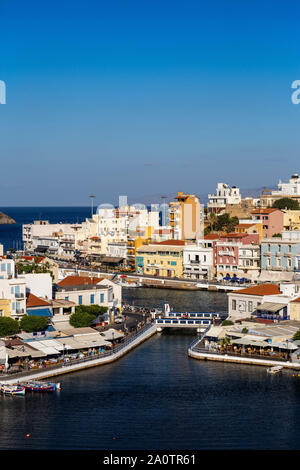 AGIOS NIKOLAOS, Crète, Grèce : 12 Septembre 2019 : lac Voulismeni et divers bâtiments colorés à Agios Nikolaos vu au coucher du soleil, est de la Crète, Grèce Banque D'Images