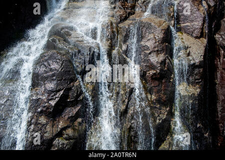 Chute d'Hengjanefossen sur fjord Lysefjord autour de Stavanger, Norvège Banque D'Images