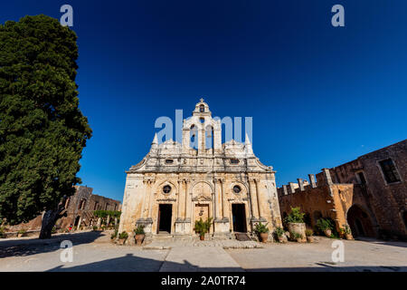 Façade avant du monastère d'Arkadi (Moní Arkadíou), un monastère orthodoxe de l'est situé à côté de Rethymno, Crète, Grèce du Nord Banque D'Images