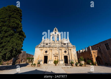 Façade avant du monastère d'Arkadi (Moní Arkadíou), un monastère orthodoxe de l'est situé à côté de Rethymno, Crète, Grèce du Nord Banque D'Images