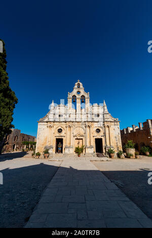 Façade avant du monastère d'Arkadi (Moní Arkadíou), un monastère orthodoxe de l'est situé à côté de Rethymno, Crète, Grèce du Nord Banque D'Images