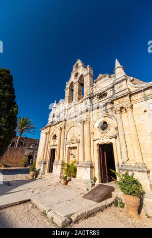 Façade avant du monastère d'Arkadi (Moní Arkadíou), un monastère orthodoxe de l'est situé à côté de Rethymno, Crète, Grèce du Nord Banque D'Images