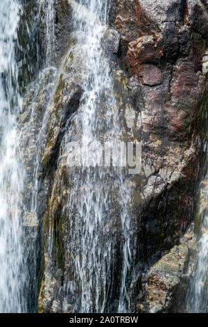 Chute d'Hengjanefossen sur fjord Lysefjord autour de Stavanger, Norvège Banque D'Images