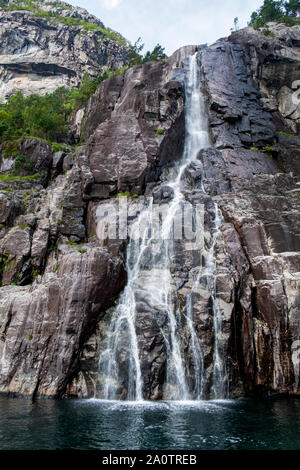 Chute d'Hengjanefossen sur fjord Lysefjord autour de Stavanger, Norvège Banque D'Images