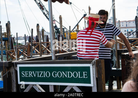 Gondoliers relaxer tout en attente d'un tarif, Venise, Italie Banque D'Images