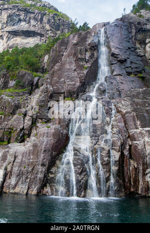 Chute d'Hengjanefossen sur fjord Lysefjord autour de Stavanger, Norvège Banque D'Images