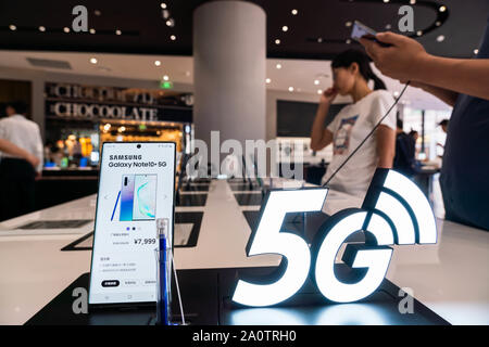 Shanghai, Shanghai, Chine. Sep 20, 2019. Samsung Galaxy Note 10 5G Samsung smartphones présentés lors d'un magasin à Shanghai. Crédit : Alex Tai SOPA/Images/ZUMA/Alamy Fil Live News Banque D'Images