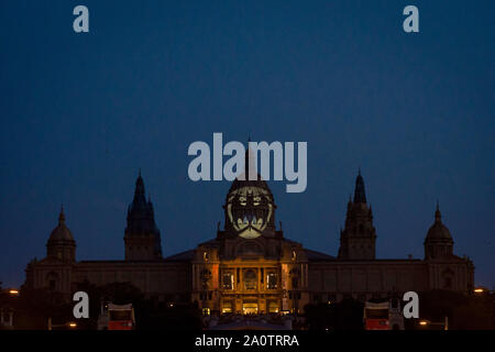 Barcelone, Catalogne, Espagne. Sep 21, 2019. Batman Bat signal apparaît projetée sur la façade du Palau Nacional de Montjuic à Barcelone à l'occasion du 80e anniversaire du personnage. Crédit : Jordi Boixareu/ZUMA/Alamy Fil Live News Banque D'Images