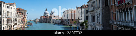 Extreme hi-res vue panoramique à partir de pont de l'Académie sur le Grand Canal vers la Basilique Santa Maria della Salute Banque D'Images