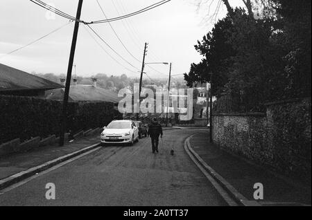 AJAXNETPHOTO. Mars, 2011. BOUGIVAL, FRANCE. - En regardant VERS LE CENTRE DU VILLAGE À PARTIR DE LA RUE PEINTRE GÉROME, BANLIEUE ET Repaire des peintres impressionnistes PRÈS DE LA SEINE, DANS LA BANLIEUE DE PARIS.PHOTO:JONATHAN EASTLAND/AJAX REF:CD780 1103 14 Banque D'Images