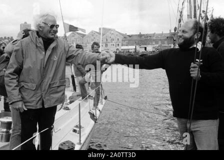 AJAXNETPHOTO. 14e Août, 1979. PLYMOUTH, ANGLETERRE - Fastnet Race - Accueil - MAXI (L-R) JIM KILROY ET BOB BELL SE SERRER LA MAIN À TRAVERS L'EAU COMME KILROY'S MAXI YACHT QUAI KIALOA'S À CÔTÉ DE BELL'S CONDOR APRÈS QU'ILS ONT TOUS LES DEUX terminé les 605 km Fastnet Race. PHOTO:JONATHAN EASTLAND/AJAX REF : 2791408 2 Banque D'Images